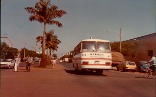 'Ônibus da empresa Maringá passando pela avenida na cidade de Íbia década de 80