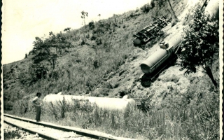 'Acidente com trem da RFFSA, pessoas não identificados em volta do acidente década de 70