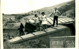 'Descarrilhamento de trem, um homem e duas mulheres em cima dos vagões década de 70