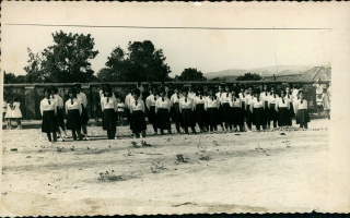 30 alunas em 11 filas paralelas e de costas para um muro. Ano 1959