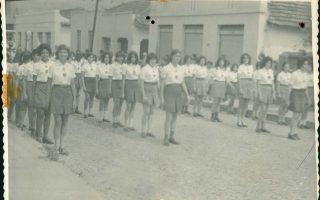 Grupo de estudantes em desfile cívico pela Rua Dr. Getúlio Portela, entre elas, Ilda (Jairo). Ano 1950 - 1969