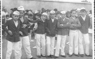 Alunos em uniforme agrupados durante desfile cívico, entre eles, Luis, Alexandre Bicalho, Fábio de Sá, Tiãozinho do Dé. Ano 1960-1969