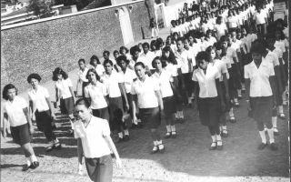Desfile de estudantes uniformizados, entre eles Maninho, Telex, Geraldo Elias. 1970-1979