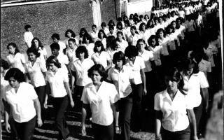 Desfile de estudantes uniformizados, entre elas Lusdalma, Marise, Sara, Ana Maria, Raquel. 1970-1979