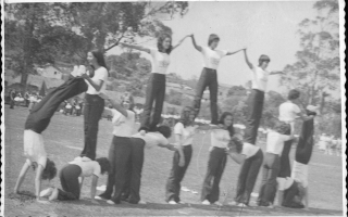 'Estudantes realizando acrobacia no estádio Quinzinho Nery 1970 a 1979
