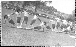 'Estudantes realizando acrobacia no estádio Quinzinho Nery  1970 a 1979