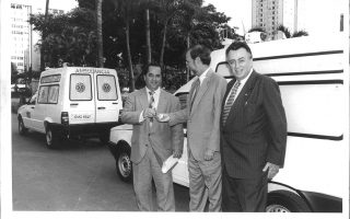 'Prefeito Geraldo Barbosa Leão Jr. recebe chave de ambulância da mão do Governador Eduardo Azeredo, acompanhados do deputado Maurício Campos em Belo Horizonte 1998 a 1998