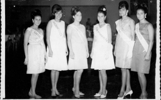 'Grupo de seis misses posando durante desfile, vendo-se Neide de Sá, Zezé Lemos, Maria Inês, Olga ramos, Ana Maria Diniz, Graça Lopes 1960 a 1969