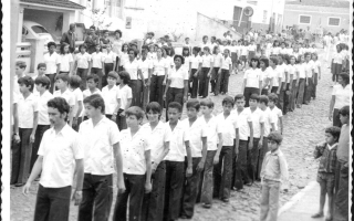 Estudantes em desfile cívico pela Rua Cel. Frederico Franco, vendo-se Luiz Bertolino entre muitos outros estudantes e, ao fundo, o posto de gasolina Camilo 1960 a 1979