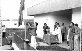 'Hasteamento da Bandeira Nacional, pelo prefeito Diogo Andrade durante a inauguração da Delegacia de Polícia de Campos Altos '1975 a 1979