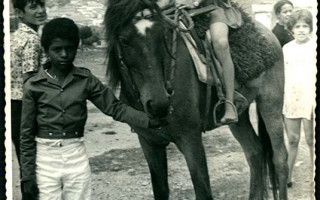 'Rosa Ticateca a cavalo, acompanhada por quatro indivíduos não-identificados de pé  1970 a 1979