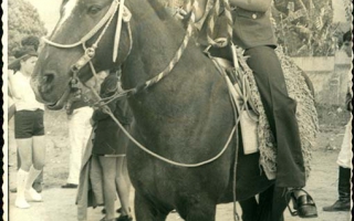 'Solange a cavalo, ao fundo, indivíduos não-identificados de pé  1970 a 1979