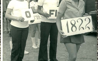 Neta e Conceição em desfile pela Rua Tiradentes, em frente à Cooperativa 1960  a 1979