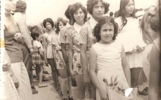 'Estudantes em desfile, entre elas Tereza, Roselia, Aparecida, Vitória, Adelina e Abadia 1960 a 1979