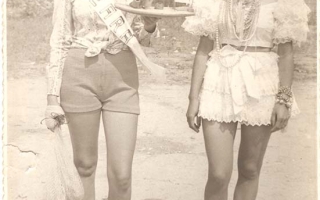 'Marília e Helena Carmen vestindo fantasias alusivas aos eestados da Bahia e Ceará durante desfile cívico 1960 a 1979