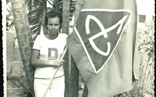 'Estudante segurando bandeira do Educandário Dom Alexandre no jardim da mesma instituição '1960', '1979'