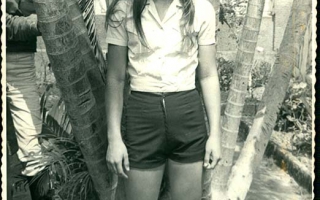 Estudante uniformizada no jardim do EDA durante desfile cívico 1960 a 1979