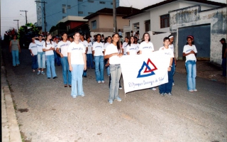 Grupo de estudantes da Escola Municipal Joaquim Domingos da Silva em desfile pelas ruas da cidade. 2000-2004