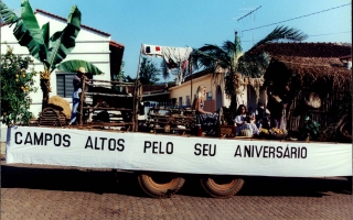Carro alegórico em homenagem ao aniversário da cidade, vendo-se Rafaela, Lucas e Thayná. 2000-2004