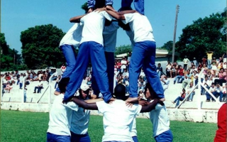 Estudantes realizando acrobacia (pirâmide humana) no estádio municipal Quinzinho Nery durante comemorações cívicas. 2000-20004