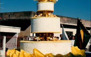 Bolo de aniversário, Carro alegórico com um bolo de aniversário comemorativo ao cinquentenário da emancipação política do município, com a bandeira do Brasil. 1994
