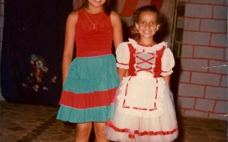 'Festa de formatura da turma de 1982 do Educandário Dom Alexandre, a começar da esquerda para direita as alunas Érika (Wilner) e Cléia Mônica década de 80
