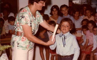 'Festa de formatura da turma de 1984 da Escola Estadual Elizena Leão, entrega do diploma feita por Lindomar Falco a direita da foto ao aluno Júnior a esquerda década de 80