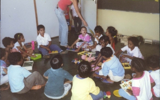 'Momento de contar histórias, realizado na Escola Municipal Amélia Franco,  a professora Potinha e crianças não identificadas ano 2000
