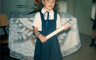 'Formatura dos alunos da Escola Estadual Elizena Leão, na foto a aluna Aline Teixeira, de pé uniformizada, segurando o  década de 80