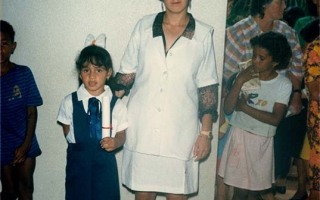 'Formatura dos alunos da Escola Estadual Elizena Leão, a começar da esquerda para direita o aluna Marcela e a professora Inês década de 80