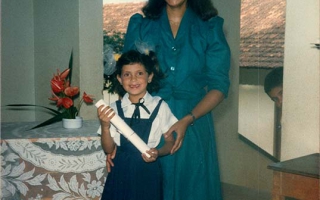 'Formatura dos alunos da Escola Estadual Elizena Leão, a começar da esquerda para direita a aluna Aline e a professora Goreti década de 80
