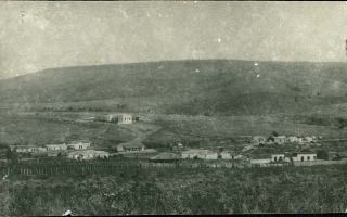 'Vista da cidade de Campos Altos na década de dez, ao fundo a residência do Dr. Luiz, mais a frente a Estação Ferroviária e outras residências de médio porte ano 1910