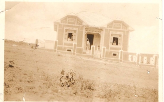 Fachada frontal da residência do Sr. Totonho Franco, com pessoas na janela e na porta não identificada ano 1930