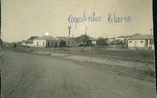 ''Centro da cidade de Campos Altos, início da Rua Palestina após a lnha férrea, a residência do Sr. Agostinho Ribeiro a esquerda da foto e a direita a residência do Sr. Perciliano Domingos década de 30