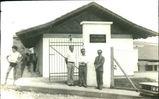 'Escola Estadual Elizena Leão, na foto a começar da direita para esquerda o SR. Nonô de Córrego Dantas, Tonzinho e o prefeito Geraldo Barbosa década de 70