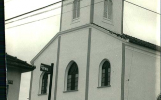 'Vista lateral da Igreja Matriz de Santa Terezinha década de 70