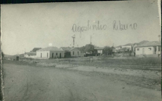 'Centro da cidade de Campos Altos, início da Rua Palestina após a lnha férrea, a residência do Sr. Agostinho Ribeiro a esquerda da foto e a direita a residência do Sr. Perciliano Domingo década de 30