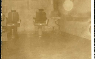 'Foto de m salão de cabeleireiro mostrando ao fundo duas cadeira e um lavabo, local não identificado década de 60