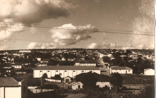 'Vista da cidade de Campos Altos, ao lado esquerdo a Rua Coronel Frederico Franco' década de 60