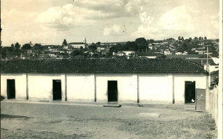 'Primeiro prédio da Escola Elizena Leão, ao fundo mais a esquerda a Igreja Matriz de Santa Terezinha década de 60