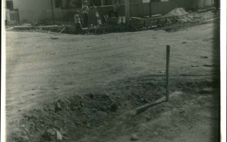 'Construção de calçada na cidade de Campos Altos em local não identificado década de 70