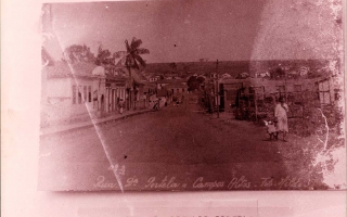 'Vista da Rua Dr.Getúlio Portela, ao fundo a rua palestina, pessoas a direita da foto não identificada década de 30