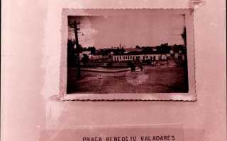 'Praça Benedito Valadares na cidade de Campos Atlos vista, vendo-se no centro da fotografia homem não identificado em uma carroça década de 70