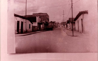 'Rua de comércio da cidade de Campos Altos, não identificados estão Venda do Sr.Orlindo, Bar do Zé Brasília e outro comércio do Zé Foseca e Zé Domingos (não identificado o tipo de comércio década de 40