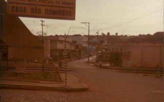 'Vista do centro da cidade de Campos Altos, acima na foto a placa do comèrcio São Domingos década de 80