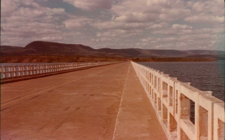 'Ponte sobre rio, local não identificado década de 80