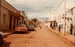 'Centro da cidade de Campos Altos, pessoas não identificadas década de  80