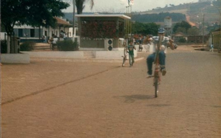 'Cliclista no centro de Campos Altos, no aniversário da cidade ano de 1985, cilcista no centro da foto não identificado década de 80