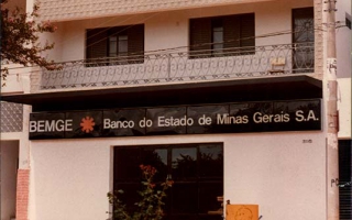 'Fachada do Bemge (Banco de Estado de Minas Gerais S.A.), localizado em frente a Praça Benedito Valadares, foto no ano de 1982