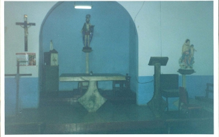 'Altar da Igreja de São Jerônimo situada no povoado de São Jerônimo dos Poções, ao fundo no centro da foto a imagem de São Jerônimo ano 2000